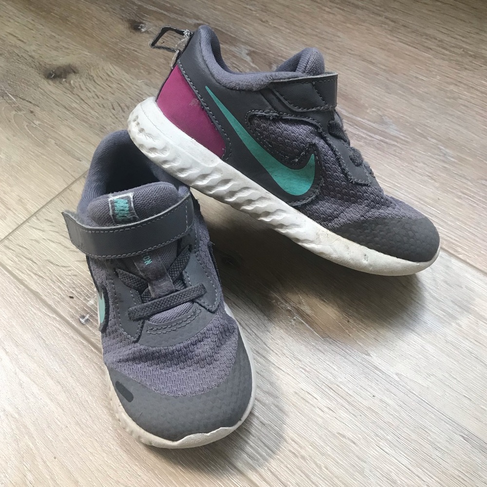 Toddler/ Little girl 8c Nike shoes GUC